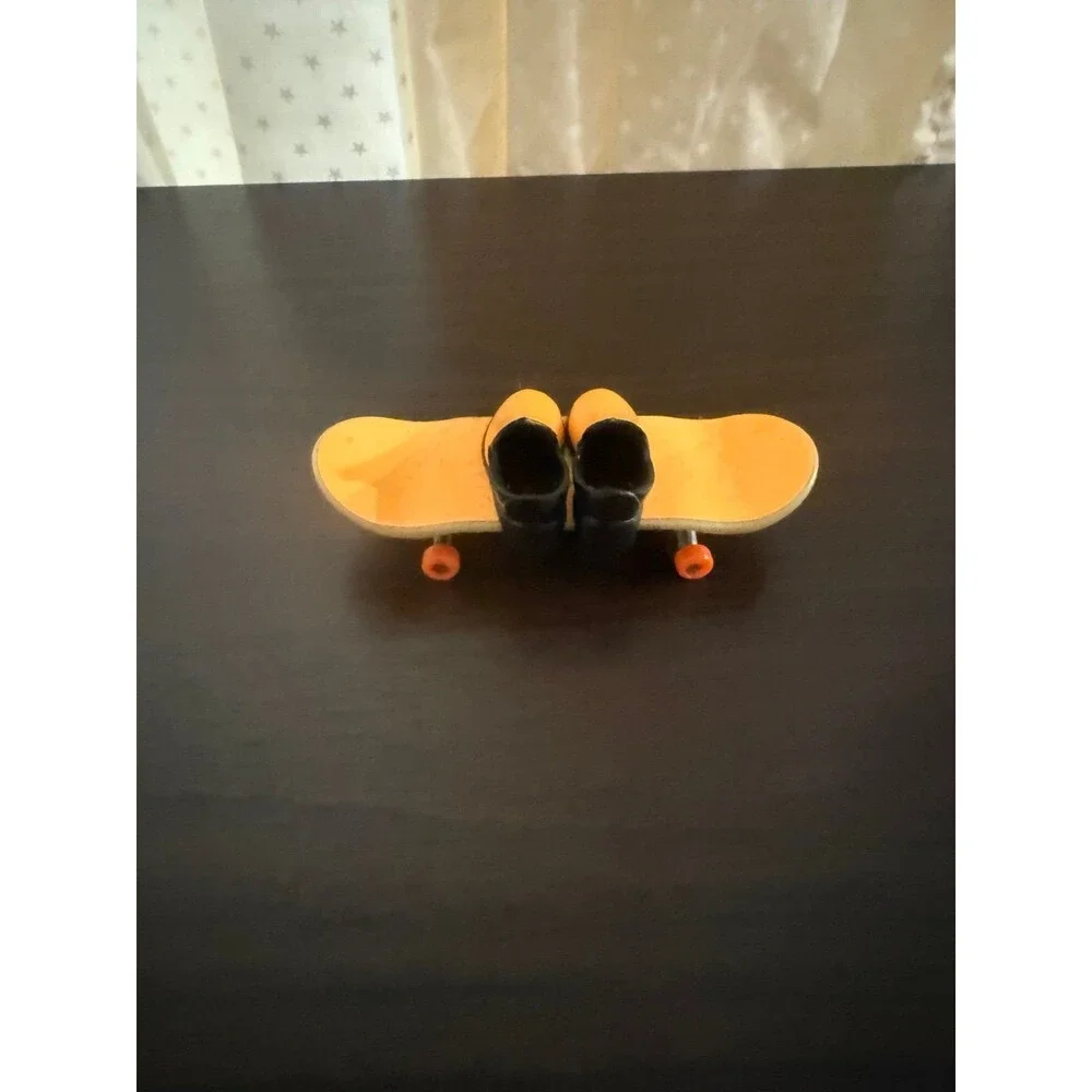 Mattel Hot Wheels Skate Tony Hawk Fingerboard with Shoes Toy 4in